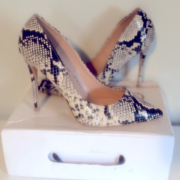 Elegant Collection Snake Print Pumps - Picture 1 of 3